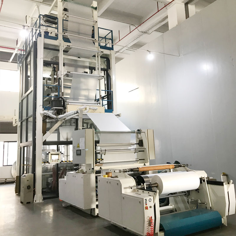 ¿Cómo una máquina de película soplada ABA de tres capas reduce el costo del material sin sacrificar la calidad?